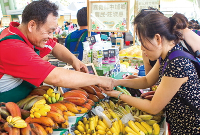 You can interact directly with farmers when shopping<br/>at the Taipei Expo Farmer’s Market. (Photo: Shi Chuntai)